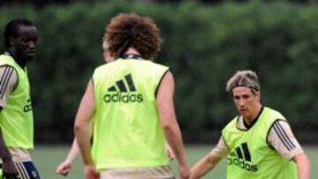 <b>ENTRENAMIENTO. </b>Torres encara a David Luiz en una sesión preparatoria con el Chelsea.