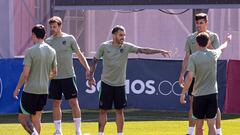 Azpilicueta, Correa y Paulista, en la sesión de entrenamiento del Atlético.