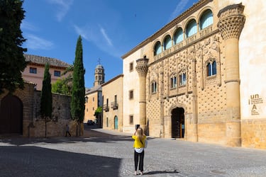 Estas dos localidades andaluzas datan de los periodos de la dominación árabe (s.IX) y la reconquista (s.XIII). En el siglo XVI experimentaron grandes transformaciones debido al estilo Renacentista. Estas renovaciones fueron posibles por la introducción en España de las ideas humanistas de Italia y que tuvieron una gran influencia en la arquitectura.