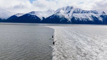 Jamie O'Brien surfeando una ola de marea en Alaska