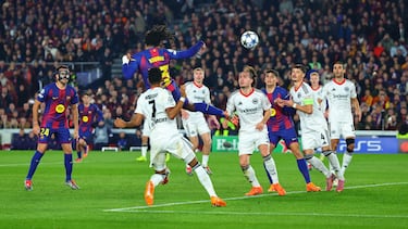 2-1. Globo de Lamine Yamal, tras un córner, que le llega otra vez a Jules Koundé, cabecea con un giro de cuello y cruza el balón para superar a Michael Zetterer.