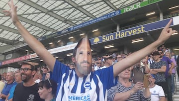 Homenaje a Bruno Saltor en el partido entre el Brighton y el Valencia.