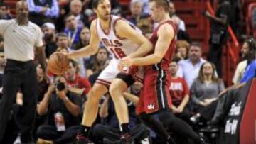 Pau Gasol ante Justin Hamilton.