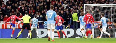 No sube al marcador el tanto del 2-0 de Mario Hermoso. Había fuera de juego posicional de Samu Lino, que molestaba en la visión de Provedel claramente.