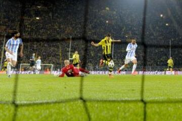 El goleador del Borussia Robert Lewandowski bate a Willy Caballero y marca el empate (1-1). 