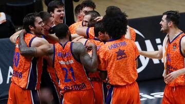 Los jugadores del Valencia abrazan a Klemen Prepelic después de que éste consiguiera el tiro ganador que ha dado la victoria a los taronja sobre el Anadolu Efes, durante el partido correspondiente a la jornada 13 de la Euroliga