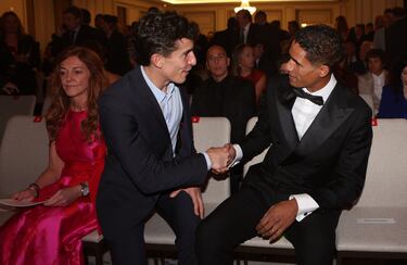 Saludo entre el piloto español, Marc Márquez y el exjugador del Real Madrid, Raphäel Varane, durante la Gala de los Premios AS 2025.
