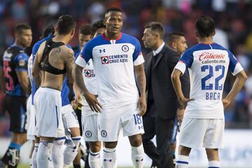 Cruz Azul se presentó en Querétaro con el objetivo de conquistar el territorio del Gallo, pero en cambio, lo perdió todo. Los dirigidos por Pedro Caixinha fueron incapaces de anotar y cuando el duelo parecía destinado a convertirse en un empate, Camilo Sanvezzo y Marcel Ruiz aparecieron para arrebatarle todo a los cementeros en dos minutos. 