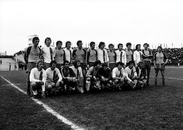 El equipo de Leipzig tiene en sus vitrinas seis t¨ªtulos de liga conseguidos en 1958, 1960, 1962, 1965, 1966 y 1969. En la foto, el equipo posa con el Bayern Munich (de blanco).