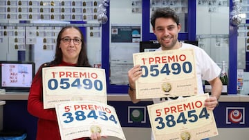 Empleados de la administración situada en el Centro Comercial Carrefour El Pinar celebran que han vendido parte del número 5490 correspondiente al 'Gordo' del Sorteo Extraordinario de la Lotería de Navidad, a 22 de diciembre de 2022, en Las Rozas de Madrid, Madrid (España). El dueño de la Administración de Loterías 'El Pelotazo' de Las Rozas, ubicada en el Centro Comercial Carrefour El Pinar, ha repartido entre los clientes del local 4,6 millones de euros en el Sorteo Extraordinario de Lotería de Navidad, con el Gordo y un quinto premio, en su primer mes como propietario. En esta ocasión, el sorteo cuenta con un total de 2.520 millones de euros en juego en premios, lo que supone 112 millones más que el año pasado. Este año, la emisión consta de 180 series, ocho más que en años anteriores, de 100.000 números cada una. Dicha emisión asciende a los 3.600 millones de euros, de los que se reparten un 70 por ciento en premios. El premio del Gordo reparte un total de 4 millones de euros a la serie, lo que significa que otorga 400.000 al décimo.
22 DICIEMBRE 2022;PREMIO;GORDO;PRIMERO;SORTEO;LOTERÍA;NAVIDAD;MILLONES;EUROS;GANADOR;GANAR
Rafael Bastante / Europa Press
22/12/2022