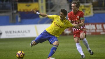 Javier Carpio disputa un bal&oacute;n durante un partido ante el Almer&iacute;a.