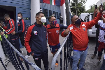 Debido a la contingencia por el Covid-19, el público no pudo estar presente en las gradas del Azul; pero un grupo de aficionados apoyó al equipo en las inmediaciones del inmueble.