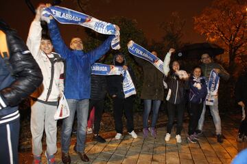 Ni la lluvia ni el frío espantaron las ilusiones de los más de 2000 seguidores del Fuenlabrada que se trasladaron en autobús hasta el Estadio Santiago Bernabéu