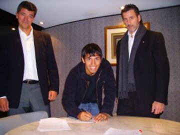 Firma de contrato de Sergio Agüero con el Atlético de Madrid en mayo de 2006. En la imagen con Miguel Ángel Gil Marín y Julio Comparada.