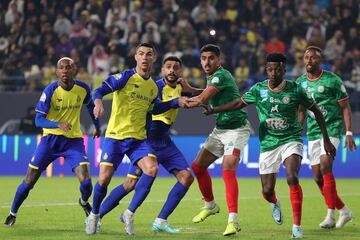 Cristiano Ronaldo con varios jugaores del Al Ettifaq.