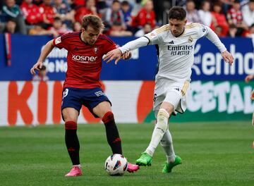 Valverde pugna con Pablo Ibáñez durante el partido.