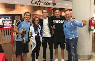 Griezmann recibió a Godín con la camiseta de Uruguay