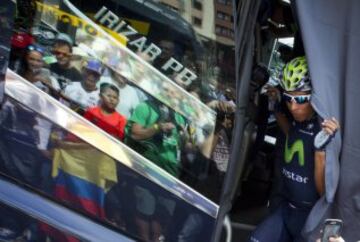 Nairo Quintana abandona el autobús del Movistar para afrontar la etapa entre Andorra la Vella y Cortals d' Encamp de 138 kilómetros. 