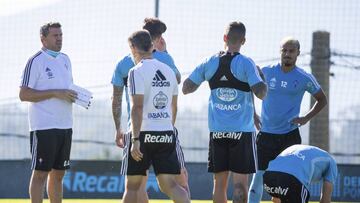 &Oacute;scar Garc&iacute;a charla con varios jugadores, entre ellos Rafinha, durante un entrenamiento del Celta en A Madroa.