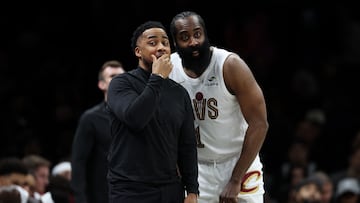 James Harden, base de Cleveland Cavaliers, escucha las indicaciones del Johnnie Bryant, ayudante de los Cavs.
