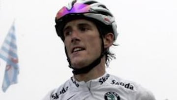 <b>EN EL PODIO. </b>Schleck subió a recoger su maillot con esta cara.