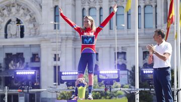 Annemiek van Vleuten, campeona de La Vuelta, en el podio de Madrid.