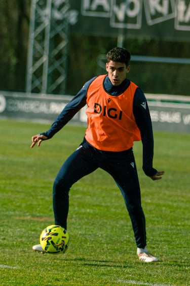 Ramis se quiere invitar en la fiesta de Ania