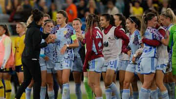 GOTEMBURGO (SUECIA), 22/09/2023.- La seleccionadora de la selección española, Montse Tomé, saluda a sus jugadoras tras la victoria este viernes, en el partido de la Liga de las Naciones, entre Suecia y España, en Gotemburgo. EFE/ Juan Carlos Cárdenas