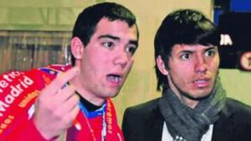 <b>GRAN RECIBIMIENTO. </b>Agüero y el resto de la expedición rojiblanca firmaron autógrafos a los aficionados, anoche, a su llegada a Almería.