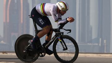 El campe&oacute;n del mundo Filippo Ganna rueda durante la contrarreloj de la segunda etapa del UAE Tour con salida y llegada en Al Hudayriyat Island.