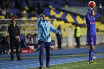 El entrenador de Universidad de Chile Sebastian Beccacece da instrucciones a sus jugadores durante el partido de Super Copa contra Universidad Catolica disputado en el estadio Ester Roa de Concepcion, Chile.