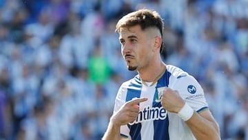LEGANÉS (MADRID), 24/05/2025.- El defensa del Leganés Javier Hernández Carrera celebra tras anotar el primer gol del equipo, durante el partido de LaLiga de fútbol que CD Leganés y Real Valladolid disputan este sábado en el estadio de Butarque. EFE/Sergio Pérez