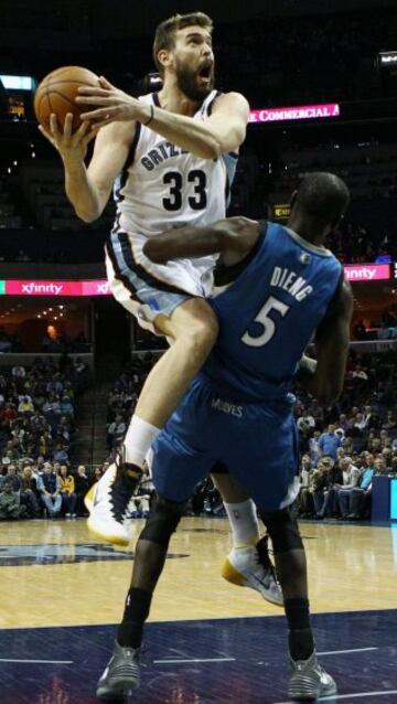 Marc Gasol recibe una falta de Gorgui Dieng.