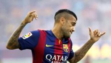 GRA208. BARCELONA, 18/08/2014.- El defensa brasileño del F.C. Barcelona Dani Alves durante la presentación de los jugadores momentos antes del inicio del trofeo Joan Gamper, que enfrenta al conjunto azulgrana ante el León de México esta noche en el Camp nou. EFE/Toni Albir