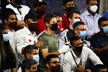 El piloto francés ya está fuera del hospital y ha aprovechado para pasarse por el circuito de Bahréin para agradecer la rápida intervención tras su accidente.