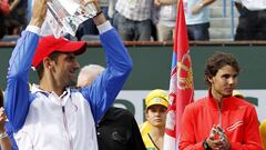 Novak Djokovic levante el t&iacute;tulo de campe&oacute;n de Indian Wells de 2011 ante la mirada de Rafa Nadal, subcampe&oacute;n de esa edici&oacute;n.