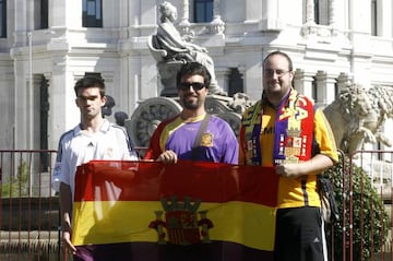 Hugo Martínez Abarca, en el centro, es hoy diputado de Más Madrid pero en 2011 intentó crear la Peña La Franja Morada, la primera peña republicana de socios madridistas.