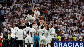 MADRID, 24/05/2025.- El centrocampista croata del Real Madrid Luka Modric es homenajeado tras su último partido en el Santiago Bernabéu al término del encuentro de la jornada 38 de LaLiga EA Sports entre Real Madrid y Real Sociedad celebrado este sábado en el estadio Santiago Bernabéu de Madrid. EFE/ J.J.Guillén