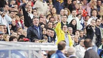 <b>GRAN ENFADO</b>. El escaso público que acudió al Bernabéu silbó a los jugadores, al entrenador, y se volvió contra el palco.