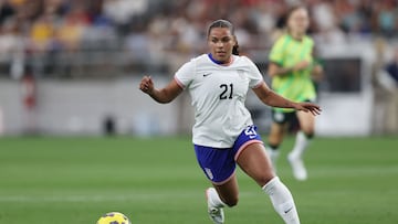 GLENDALE, ARIZONA - FEBRUARY 23: Michelle Cooper #21 of the United States controls the ball during the second half of the 2025 SheBelieves Cup match against Australia at State Farm Stadium on February 23, 2025 in Glendale, Arizona. Jeremy Chen/Getty Images/AFP (Photo by Jeremy Chen / GETTY IMAGES NORTH AMERICA / Getty Images via AFP)