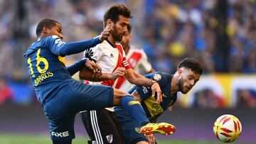 Wilmar Barrios, Nahitan Nández y Leonardo Ponzio durante el partido entre Boca Juniors y River Plate por la Superliga Argentina