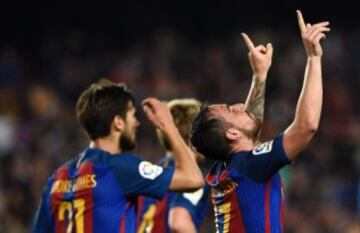 Barcelona's forward Paco Alcacer (R) celebrates a goal during the Spanish league football match FC Barcelona vs Real Sociedad at the Camp Nou stadium in Barcelona on April 15, 2017. / AFP PHOTO / LLUIS GENE