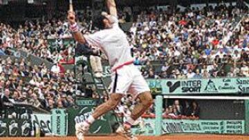 <b>NUEVA TENTATIVA.</B> Un Álex Corretja en horas bajas intentará resurgir en las pistas parisinas.