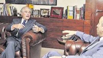 <b>CALDERÓN SE VIO CON ALEJANDRO BLANCO, PRESIDENTE DEL COE</b>. Ramón Calderón mantuvo ayer un encuentro con el presidente del Comité Olímpico Español, Alejandro Blanco, en el que acordaron firmar un convenio de colaboración con la Fundación del Madrid. Blanco dijo sobre las Elecciones: Respeto la decisión de la Justicia pero creo que el resultado de las urnas fue legítimo y todo el madridismo debería ayudar ahora a Calderón.