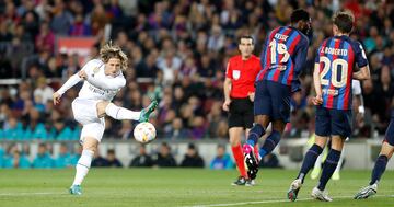 Modric ejecuta un disparo en la vuelta de semifinales de Copa contra el Barcelona en el Camp Nou.
