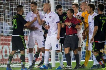 Oribe Peralta vs Brad Guzan. Jugada de mucho contacto en la que el arquero se llevó la peor parte