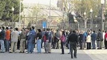 <b>IMPRESIONANTE IMAGEN. </b>Es la que se pudo ver ayer en las taquillas de Montjuïc a las nueve de la mañana. Centenares de españolistas se agolparon rumbo al Bernabéu.