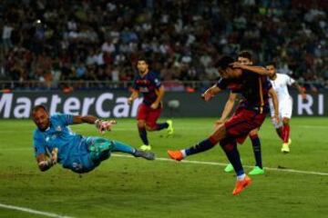 Pedro marca el quinto gol para el Barça en la Supercopa de Europa contra el Sevilla.