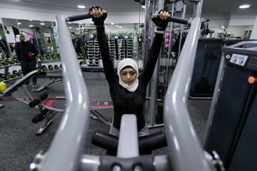 Sesión matutina de entrenamiento en un gimnasio local en Qatif.