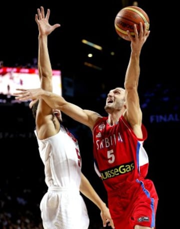 El alero serbio Marko Simonovic (d) entra a canasta ante el escolta estadounidense Klay Thompson (i) durante la final del Mundial de Baloncesto 2014 que las selecciones de Estados Unidos y Serbia 